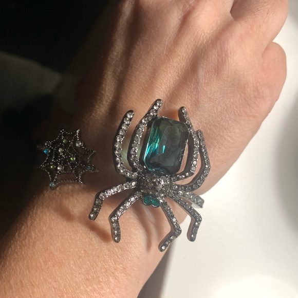 BETSEY JOHNSON Spider 🕷️ Cuff Bracelet Emerald Green Stone NEW with Box - Picture 5 of 5